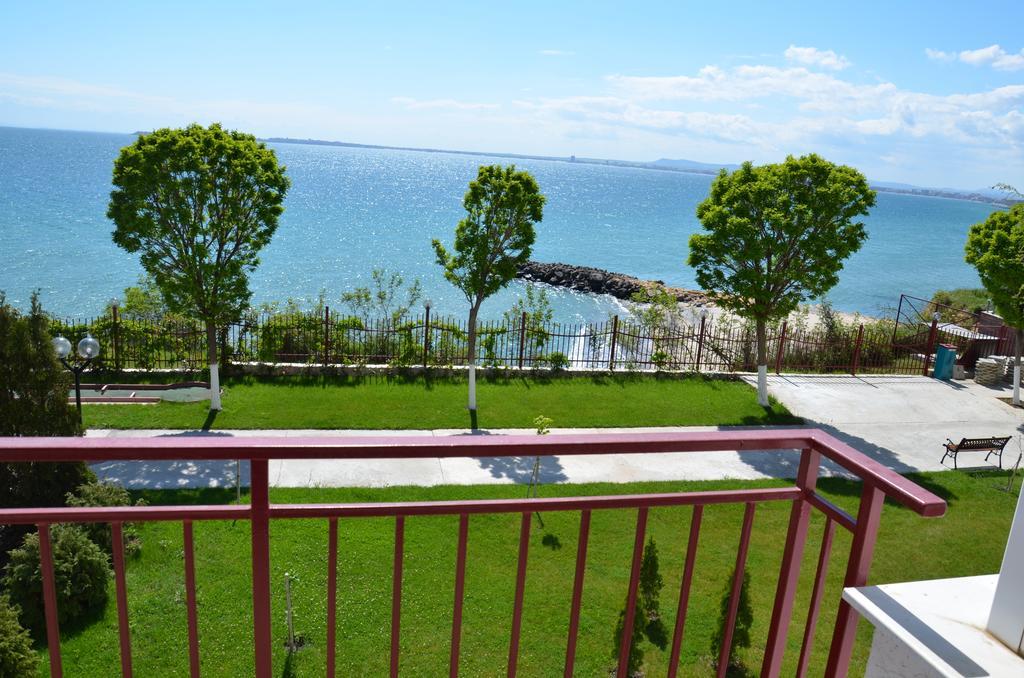 Single Private Apartments In Marina View Fort Beach Sveti Vlas Eksteriør billede